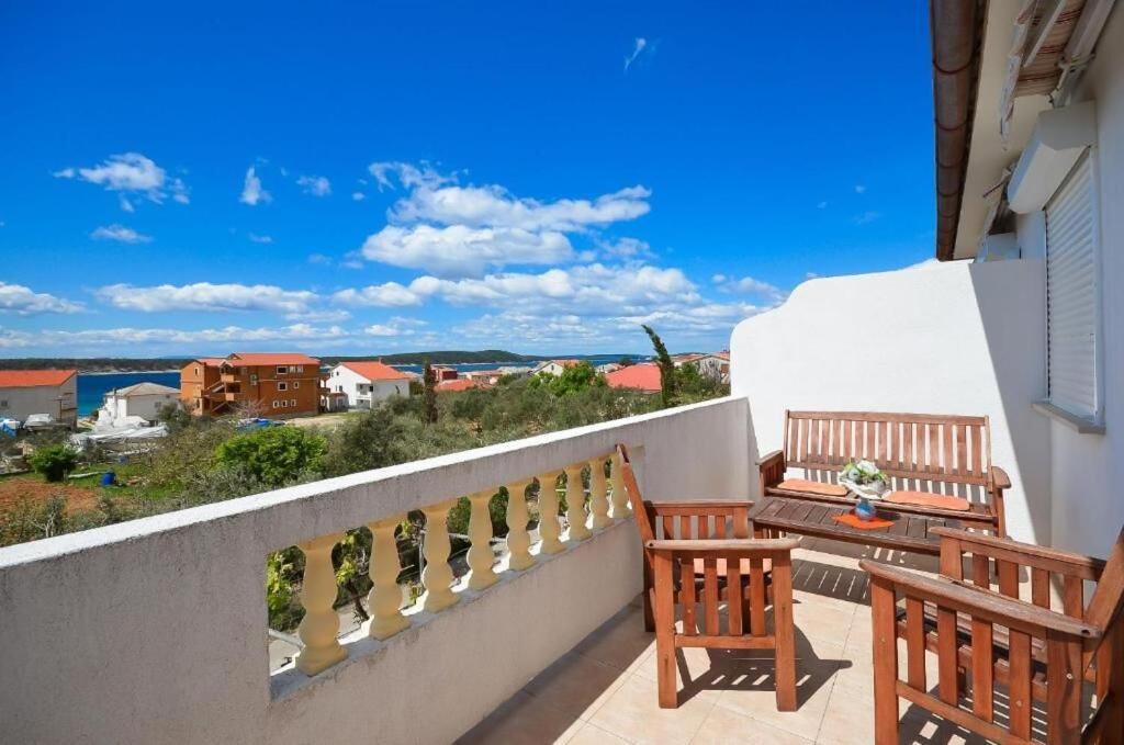 Apartments Biserka Barbat na Rabu Екстериор снимка