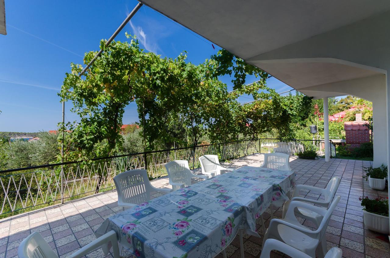 Apartments Biserka Barbat na Rabu Екстериор снимка